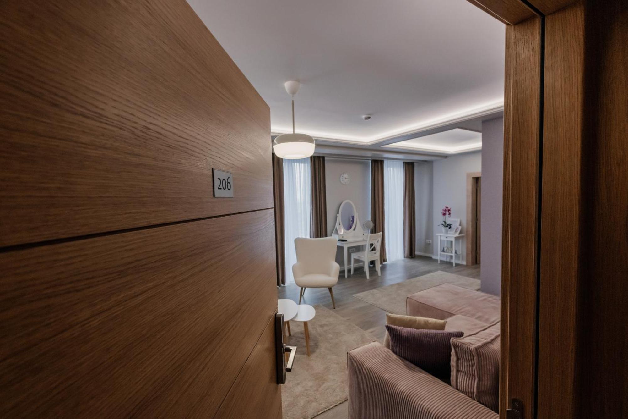 Hotel Beli Dvor Čačak Exterior foto